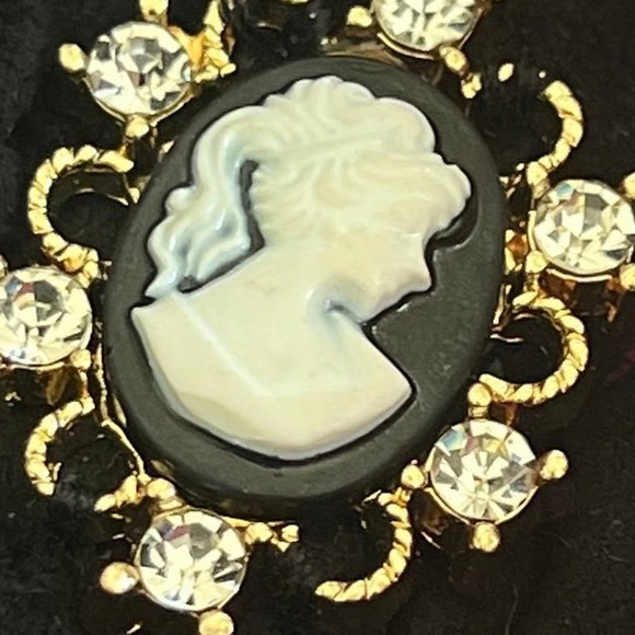 🪷 NIB Betsey Johnson Cameo Gloves & Wristlet Gift Set - Picture 3 of 15